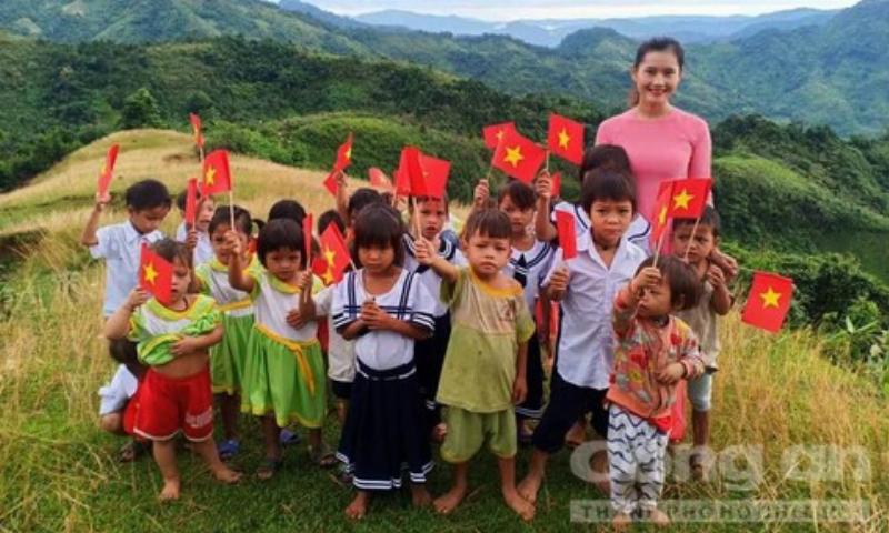 Lẵng hoa chúc mừng khai giảng rực rỡ đặt trên bục gỗ với phông nền lễ khai giảng trường học.